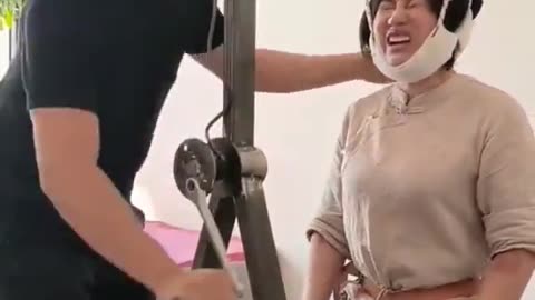 This chiropractor method of treating your spine 😳