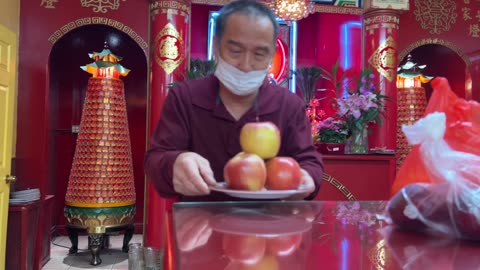 Luodong And Wife Give Flowers And Fruit Offerings To The Tao Temple