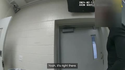 Bodycam - Police rescue a person stuck in the toilet