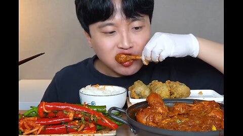 Spicy chicken legs stewed with vermicelli, cold peppers, fried seaweed rolls