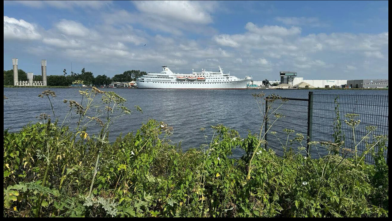 Asielboot Ocean Majesty in Velsen 5 augustus 2024