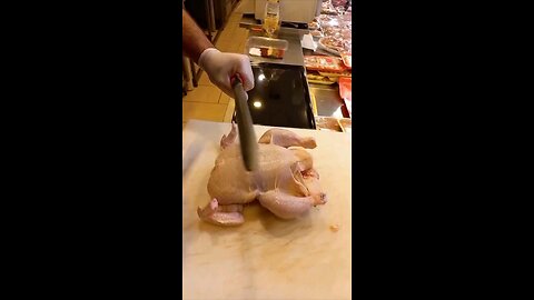 We get shown how to perfectly butterfly and season a chicken with @emrah_ilk 🐓🔥