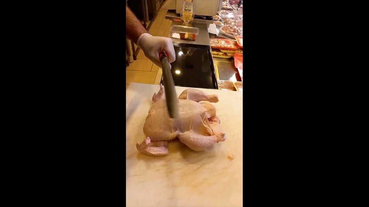 We get shown how to perfectly butterfly and season a chicken with @emrah_ilk 🐓🔥