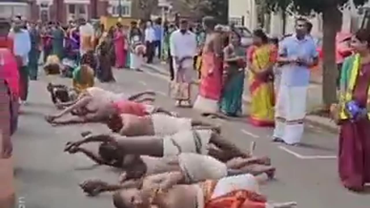 UK: Are the pajeets showing saars their standard method of flattening a freshly paved road?