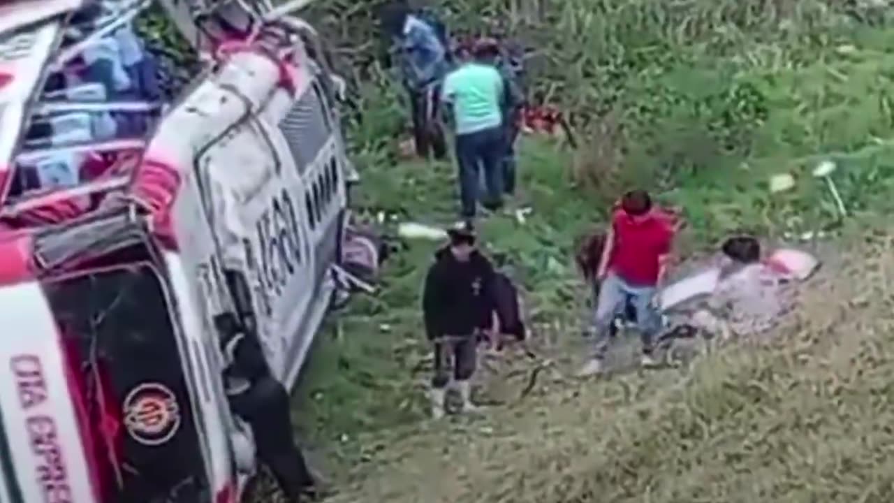 Aparatoso accidente vial en Ecuador deja varios muertos