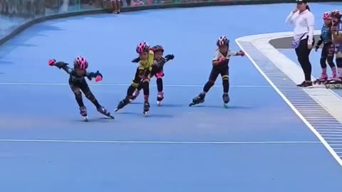 Skater Recovers From Fall to Win the Race