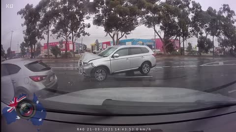 Aussiecams - OUTLANDER fails to give way turning into high st Melton VIC