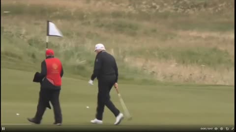 Tổng thống Trump chơi golf tại sân golf Trump Turnberry tuyệt đẹp của ông ở Scotland.
