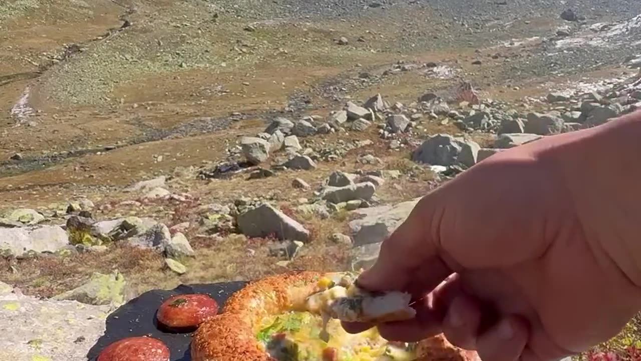 Dağda Simit Arasında Sucuklu Yumurta 🥚/ Eggs with beef sausage between bagels on the mountain
