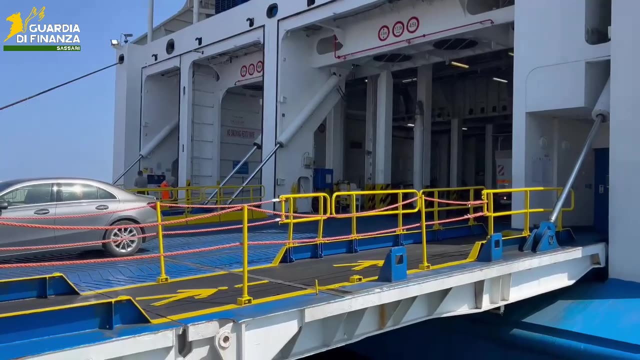 Porto Torres, armi e contanti in auto: un arresto