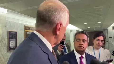 President Trump flexes in front of PM Carney