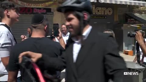 Israelis assault Australian journalist while chanting ＂death to the Arabs＂ and ＂Gaza is a cemetery＂