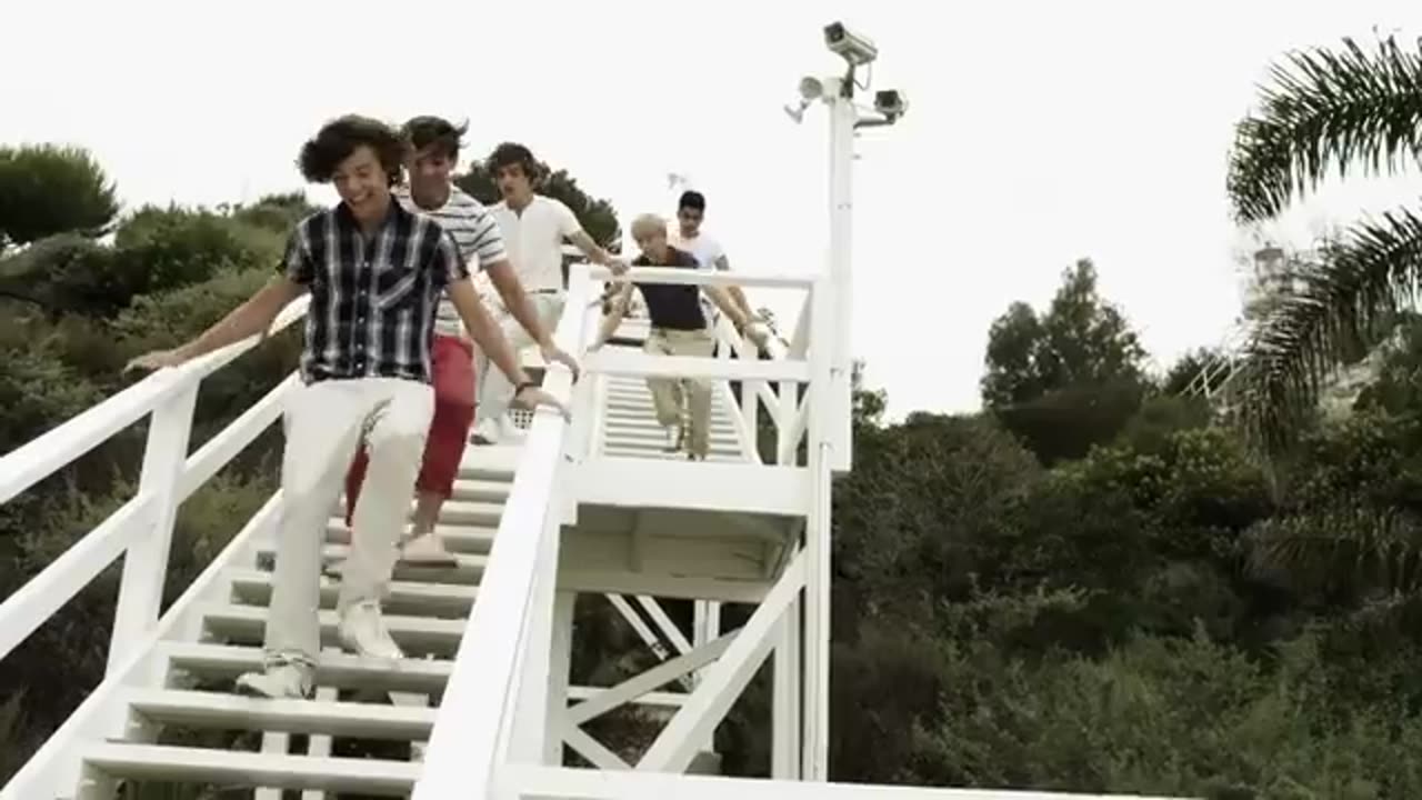 One Direction - What Makes You Beautiful (Official Music Video)