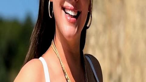 Kelly Brook Branded a Natural Beauty as She
