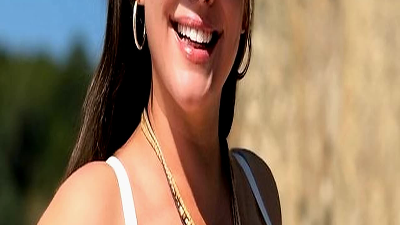 Kelly Brook Branded a Natural Beauty as She