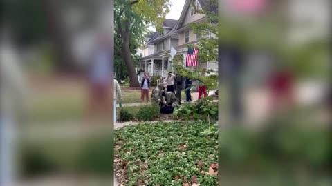 Judge orders Trump's Chicago immigration leader to court daily