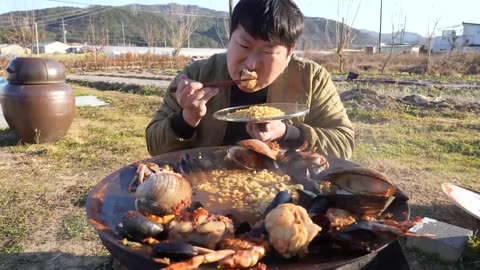 Seafood ramen! Hot spicy instant noodles with various seafood - Mukbang eating show