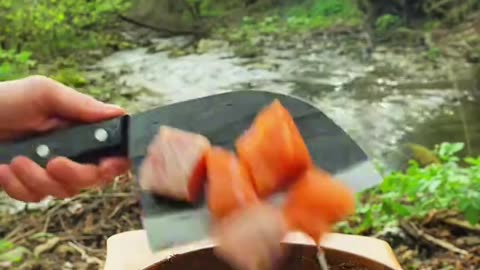 Grilled salmon skewers in nature 🐟💦🪵🔥