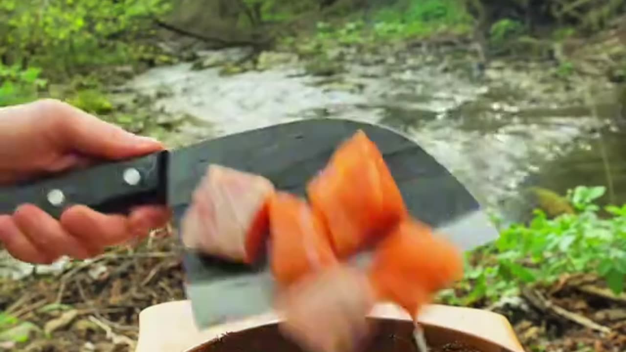 Grilled salmon skewers in nature 🐟💦🪵🔥