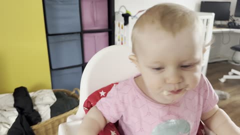 Baby Kayla’s Breakfast Time 🍼 Mommy Feeding Her with a Spoon – Adorable Close-Up!