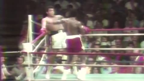 Muhammad Ali dodges 21 punches in 10 seconds (1977)