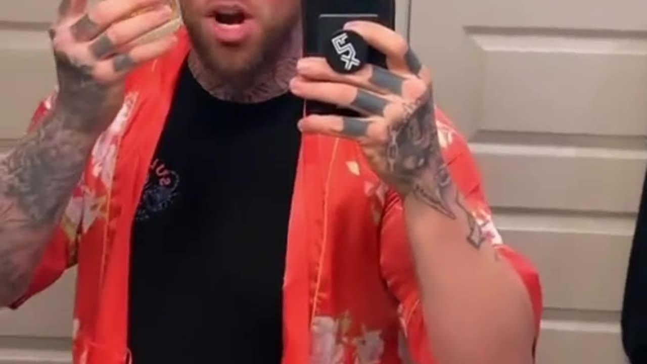 girl why you trying to keep that bra on