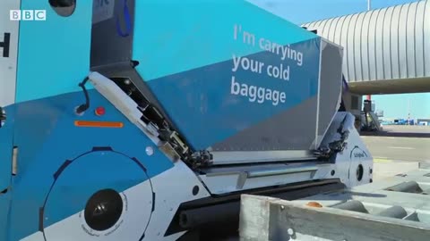 Airports adopt new technology to reduce lost luggage | BBC News