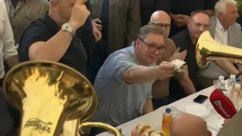 Mori pjesë në një festë me këngë çetnike,Vuçiç hedh para për muzikantët!
