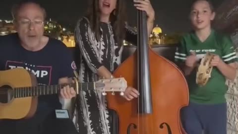 🇮🇱⚔️🇮🇷 UNA FELICE FAMIGLIA DI MUSICISTI ISRAELIANI CANTA UNA CANZONE "CARINA"