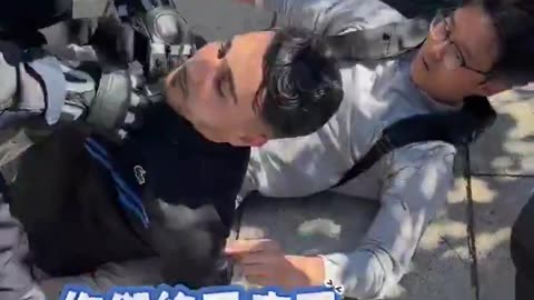 Crowd applauses as illegal immigrant thief in Barcelona held in chokehold till police arrived