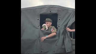 Gesto de amor durante el viaje de conscriptos militares