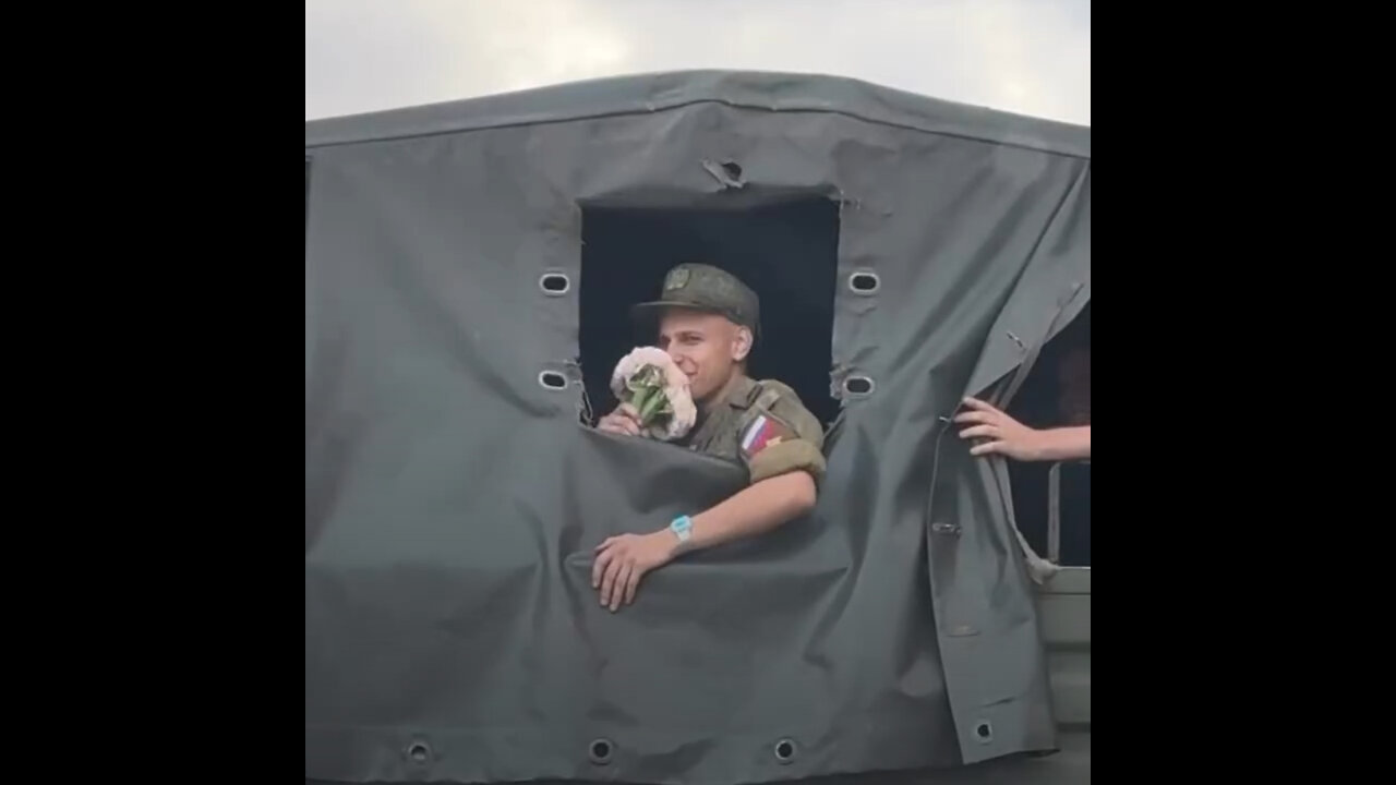 Gesto de amor durante el viaje de conscriptos militares