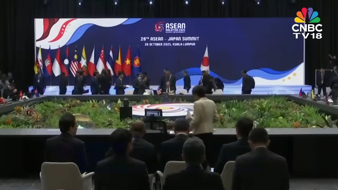 Japan's New Prime Minister Sanae Takaichi Gets a Warm Reception at ASEAN Summit in Malaysia | N18G