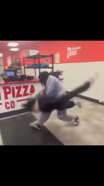 Adolescentes atacan a una joven y ella los reduce en segundos