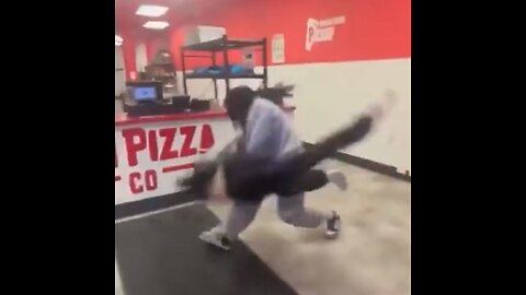 Adolescentes atacan a una joven y ella los reduce en segundos