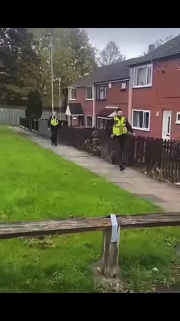 Warning! Footage strictly 18+! British riot police are on duty.