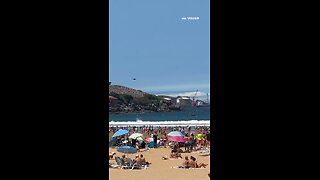 EF-18 Hornet Almost Crashes Into Crowd