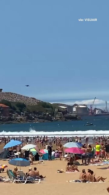 EF-18 Hornet Almost Crashes Into Crowd