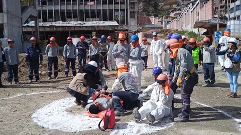 Simulacro de sismo en obra