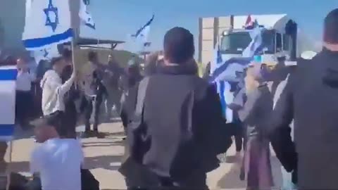 Israeli settlers blocked the road to prevent aid trucks from entering Gaza
