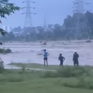 🇮🇳 Moment a devastating cloudburst in Vikasnagar