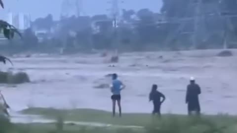 🇮🇳 Moment a devastating cloudburst in Vikasnagar