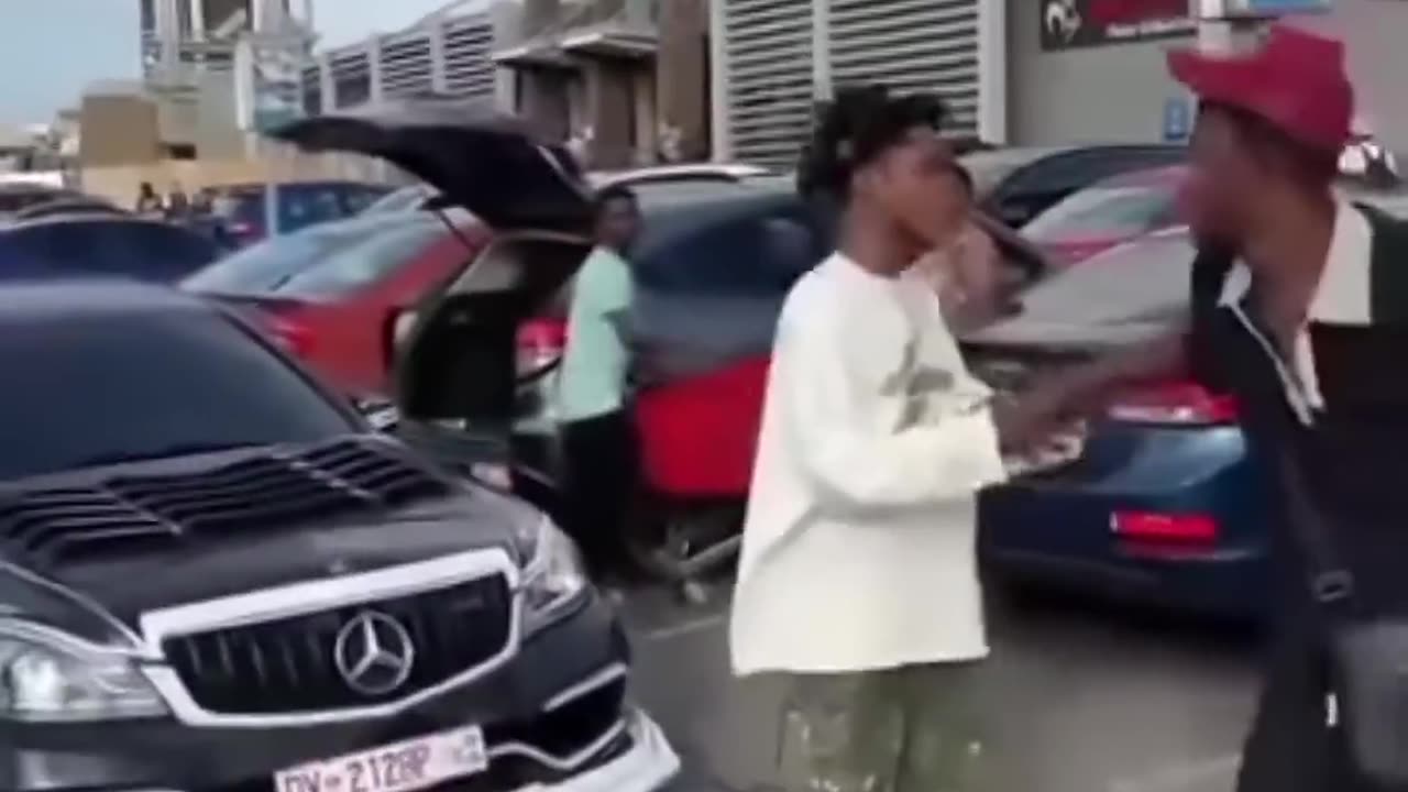 Street fight gone wrong😳🤯