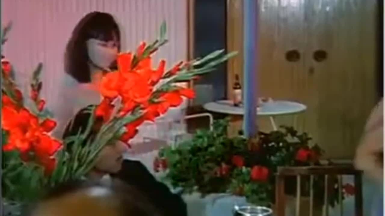 BAŞINA ÇİÇEK TAKAR