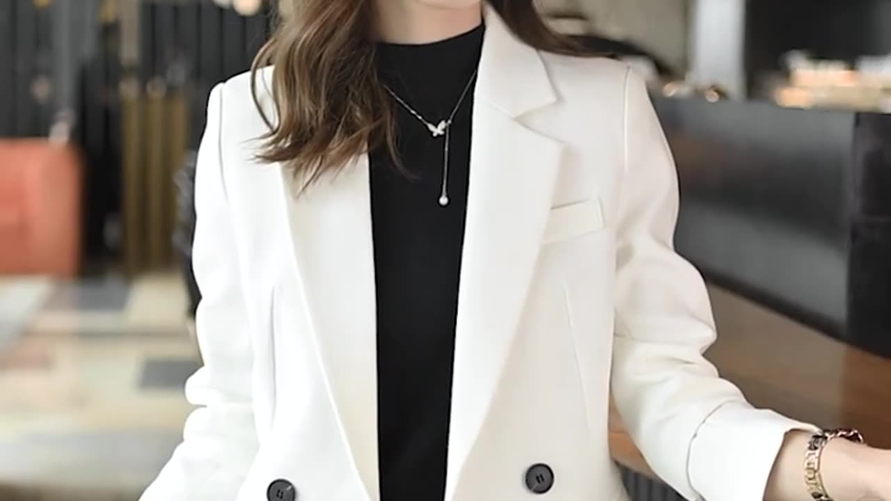 Elegant Women’s Slim-Fit Suit