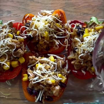 These Chicken Fajita Stuffed Peppers need to be on your weekday dinner rotation. 😋