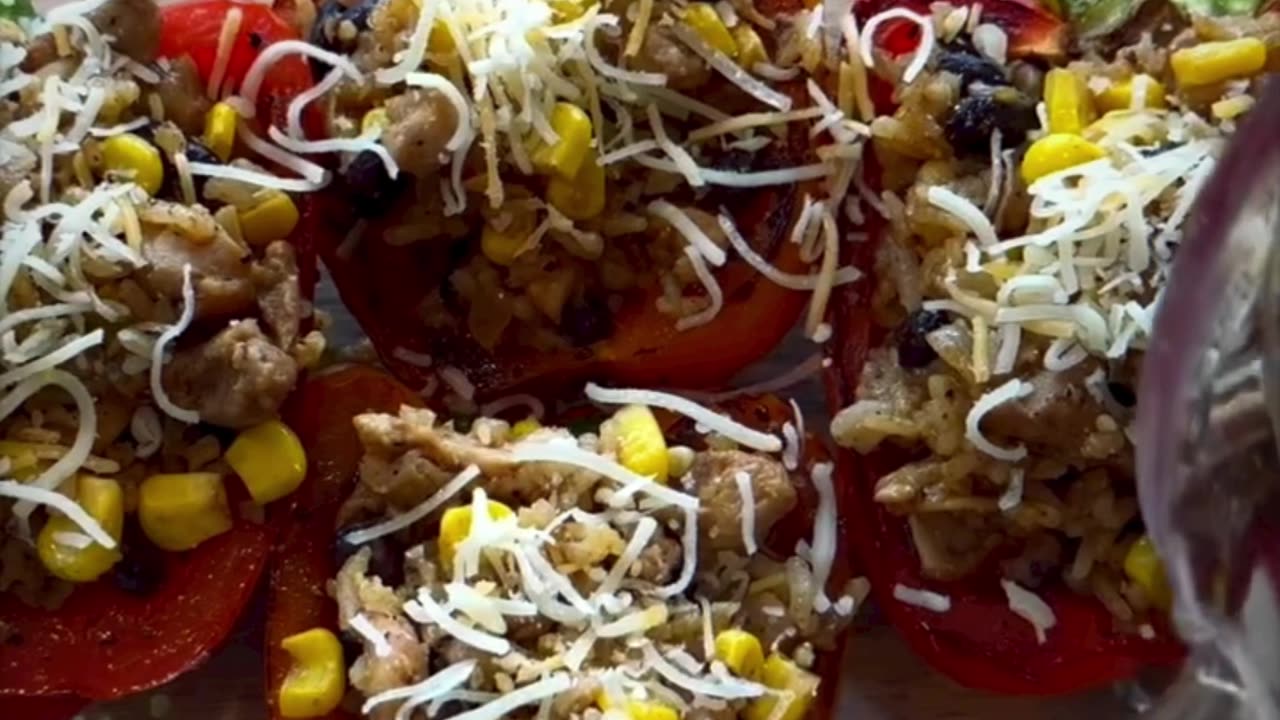 These Chicken Fajita Stuffed Peppers need to be on your weekday dinner rotation. 😋