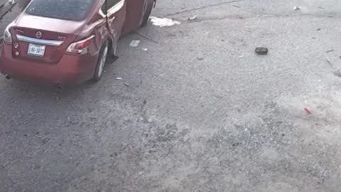 Conductor casi atropella a hombre en estación de gasolina