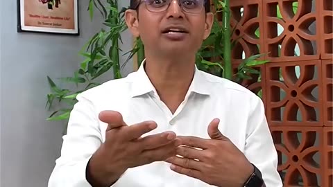 मोबाईल स्क्रोल करत टॉयलेटमध्ये वेळ घालवता? पचनसंस्थेवर होतोय परिणाम!