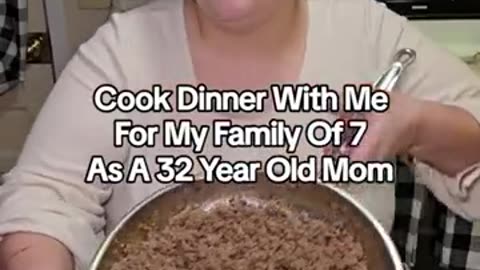 32岁的妈妈给一家七口做饭，没有技巧，全是罐头和调味料